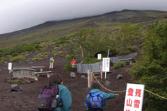 登山開始　頂上は雲の中です