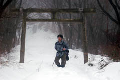 深い積雪と霧の金時山登山口