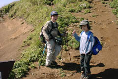 外輪山を横切る明るい登山道
