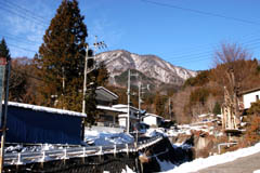 御正橋から見上げる御正体山