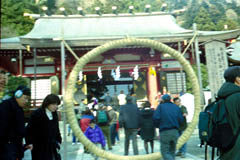 くぐって厄落とし、の阿夫利神社の注連縄