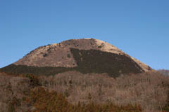 丸い山頂の矢倉岳